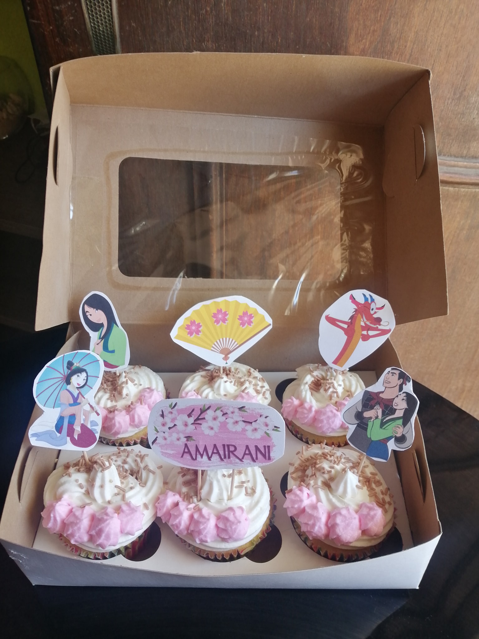 fotografía de cupcakes decoradas con personajes de Disney 